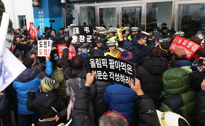 13일 강원 춘천시 강원도청 앞에서 열린 집회 뒤 평창지역 주민들이 최문순 도지사와 면담을 요구하며 도청 본관으로 진입을 시도하고 있다. 연합뉴스