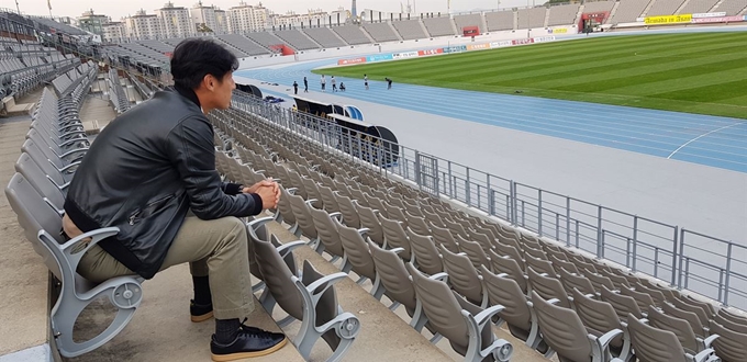 박동혁 아산 감독이 지난 10월 홈구장인 이순신종합운동장을 바라보고 있다. 김형준 기자