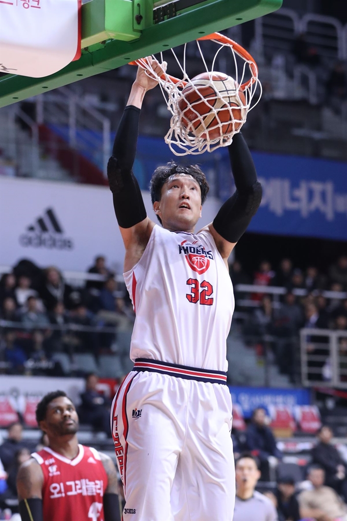 13일 고양체육관에서 열린 프로농구 고양 오리온과 울산 현대모비스 경기에서 현대모비스 이종현이 덩크를 하고 있다. 고양=연합뉴스