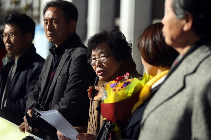 일본 미쓰비시중공업을 상대로 3차 손해배상 청구 소송을 제기한 일제 강제노역 피해자의 유족 이경자 씨(가운데)가 14일 오후 광주 동구 지산동 광주지방법원 청사 앞에서 근로정신대 할머니와 함께하는 시민모임 회원들과 기자회견을 하고 있다. 3차 소송 항소심 재판부는 1심에 이어 이날 미쓰비시의 배상 책임을 인정했다. 연합뉴스