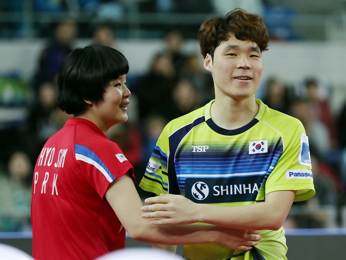 14일 인천 남동체육관에서 열린 2018 국제탁구연맹(ITTF) 월드투어 그랜드 파이널스 혼합복식 준결승에서 남북단일팀 장우진(오른쪽)-차효심이 한국팀 임종훈-양하은을 꺾은 뒤 서로 격려하고 있다. 인천=연합뉴스