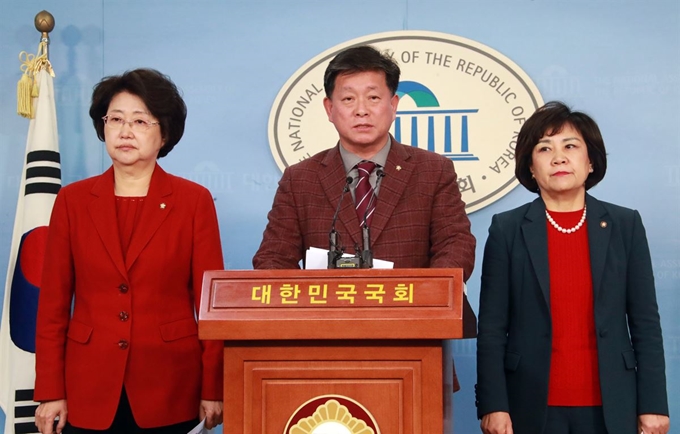 자유한국당 보건복지위원들이 14일 오후 국회에서 국민연금 개편안과 관련해 기자회견을 하고 있다. 왼쪽부터 자유한국당 김승희, 김명연 의원, 김순례 의원. 연합뉴스