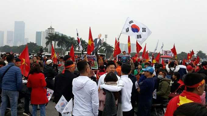 박항서 감독이 이끄는 베트남 축구대표팀이 15일 말레이시아 대표팀을 상대로 아세안축구연맹 스즈키컵 결승 2차전을 펼치는 베트남 하노이 미딘경기장 앞에 태극기를 든 베트남 축구 팬들이 몰려 있다. 연합뉴스