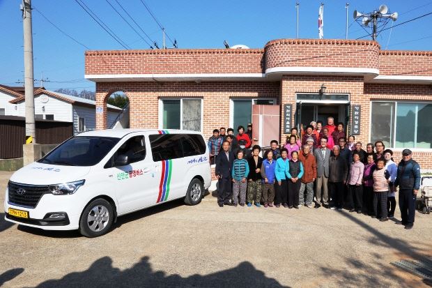 지난달 23일 신안군 압해읍 가란도에서 박우량 신안군수와 마을주민 40여명이 참석해 가란도 마을 공영버스 운행 개소식을 가졌다. 신안군 제공