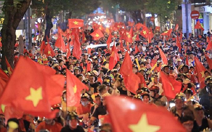 박항서 감독이 이끄는 베트남 축구대표팀이 지난 15일 10년 만에 처음으로 아세안축구연맹 스즈키컵에서 우승을 차지한 후 베트남 축구 팬들이 거리로 뛰쳐나와 환호하고 있다. VN익스프레스 캡처=연합뉴스