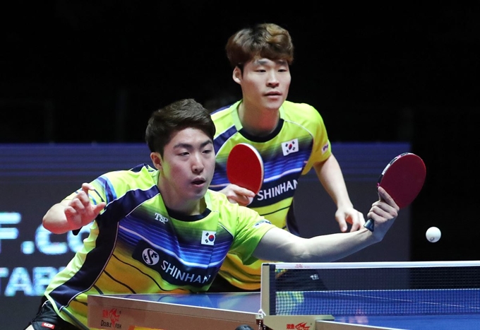 16일 인천 남동체육관에서 열린 ‘2018 국제탁구연맹(ITTF) 월드투어 그랜드파이널스’ 남자복식 결승에서 임종훈(왼쪽)-장우진 조가 경기를 하고 있다. 뉴스1