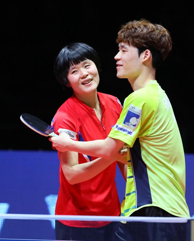 남북단일팀 장우진-차효심이 15일 인천 남동체육관에서 열린 2018 국제탁구연맹(ITTF) 월드투어 그랜드 파이널스 혼합복식 홍콩 웡춘팅-두호이켐 조와 결승에서 패한 뒤 아쉬워하고 있다. 연합뉴스.