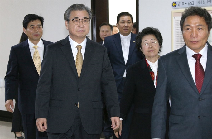 5일 서훈 국가정보원장과 함께 국정원 예산안 심사를 위한 국회 정보위원회 전체회의에 참석 중인 이학재(오른쪽) 정보위원장. 오대근 기자