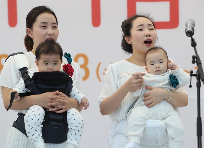 지난달 3일 오전 서울 광진구 어린이대공원에서 열린 디어맘 페스티벌에서 샘한나임산부합창단원들이 아기를 안고 노래를 하고 있다. 연합뉴스