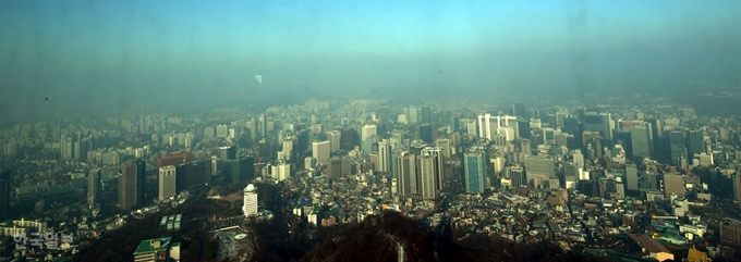 중국발 스모그가 유입되면서 전국 초미세먼지 농도가 '나쁨' 수준을 보이는 17일 오전 서울남산에서 바라본 도심이 뿌옇게 보이고 있다.배우한 기자