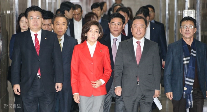 자유한국당 김병준 비상대책위원장, 나경원 원내대표 등이 17일 국회에서 열리는 비상대책위원회 회의에 참석하고 있다. 오대근기자