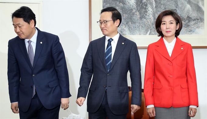 홍영표(가운데) 더불어민주당, 나경원(오른쪽) 자유한국당, 김관영 바른미래당 원내대표가 17일 국회에서 운영위원장실에서 열린 교섭단체 회동에 참석해 회의장으로 들어서고 있다. 연합뉴스