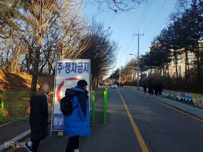 [저작권 한국일보]17일 오전 8시30분쯤 경기 포천시에 있는 동남중고등학교 통학로 한 곳이 펜스에 막혀 있다. 학생들이 통학로를 막아선 펜스를 피해 차량이 오가는 차도를 건너 반대편 통학로로 이동하고 있다.