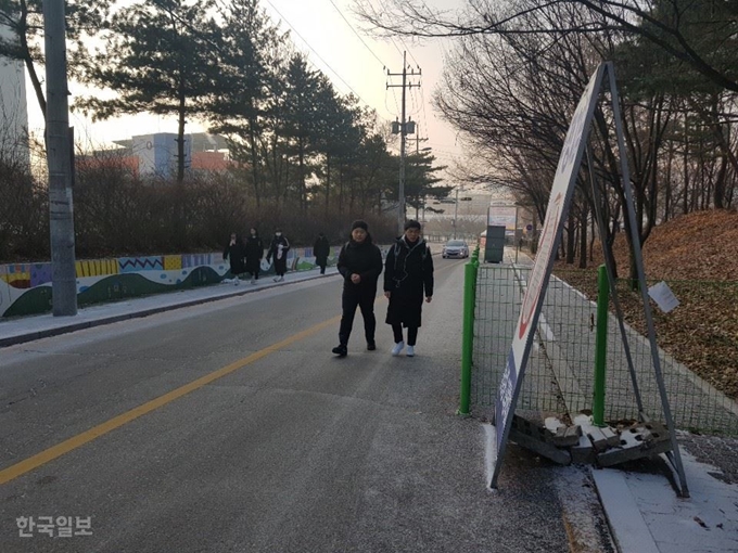 [저작권 한국일보]경기 포천시 동남중고등학교 학생들이 통학로를 막아선 펜스를 피해 차도를 건너 옆쪽 통학로로 이동하고 있다.