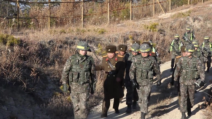 지난 12일 강원도 철원 중부전선에서 남북 군사당국이 시범철수한 비무장지대 내 GP(감시초소) 상호검증에 나선 가운데 남북 현장검증단이 대화하고 있다. 국방부 제공