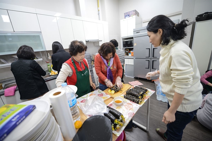 사회적 경제기업인 서울 동대문구 ‘휘경동 초록마을’ 구성원들이 ‘초록빛 휘경마을 주민공동체’에서 김밥을 만들고 있다. 서울시사회적경제지원센터 제공