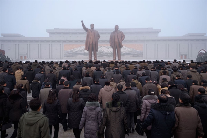 유엔이 17일 14년 연속 북한의 인권 상황을 규탄하는 인권 결의안을 채택했다. 사진은 북한 주민들이 김정일 국방위원장 7주기를 맞아 만수대 기념비를 찾아 추모하는 모습. AFP 연합뉴스