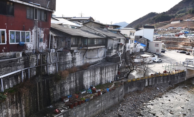 도계역 앞 오십천 주변 주택. 사람이 몰려 택지가 부족하던 시절의 흔적이다.