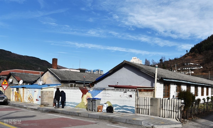 일제강점기에 지은 사택에 여전히 주민들이 거주하고 있다. 산자락 공동주택은 폐가가 많다.