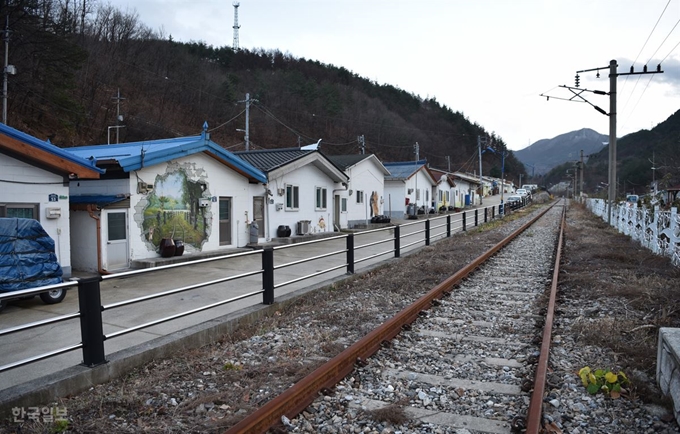 40년이 넘은 흥전국민주택단지. 겉모습은 깔끔하지만 기차가 다니지 않는 녹슨 선로처럼 쇠락해가고 있다.