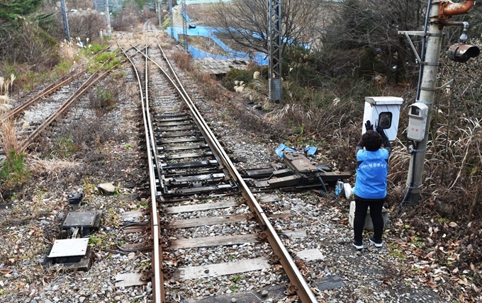 흥전역에서 승무원이 내려 상하행 선로를 바꾸고 있다.