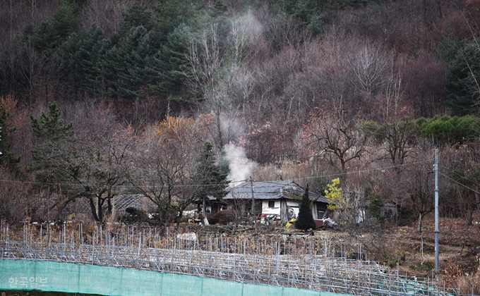 흥전역 주변 외딴집에서 연기가 피어 오르고 있다.