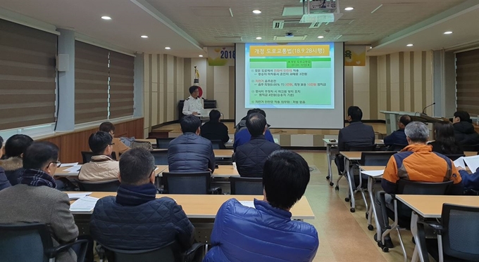 전남 보성경찰서는 지난 17일 보성교육청에서 관내 12개 읍ㆍ면, 어린이통학버스 및 다중운수업체 종사자를 상대로 ‘3초의 여유’ 주제의 교통안전교육을 실시했다. 보성경찰서 제공