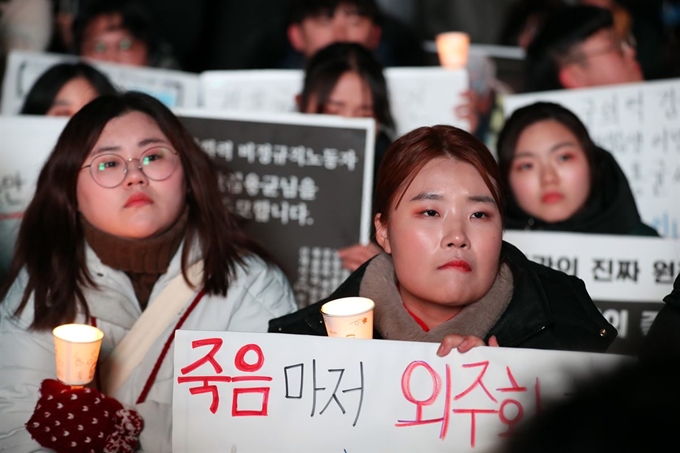 13일 서울 광화문광장에서 태안화력발전소에서 비정규직으로 일하다 숨진 김용균 씨를 추모하는 문화제가 열리고 있다. 연합뉴스