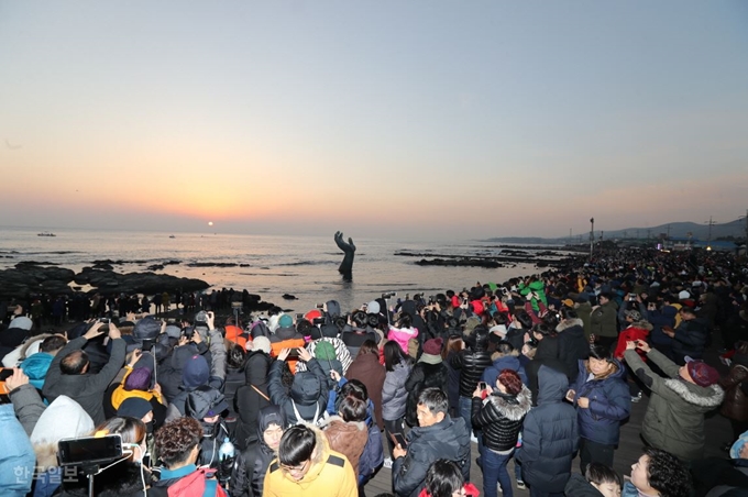 [저작권 한국일보]새해 해맞이 축제가 열리는 경북 포항 호미곶 해변에서 전국에서 온 관광객들이 일출을 감상하고 있다. 포항시 제공