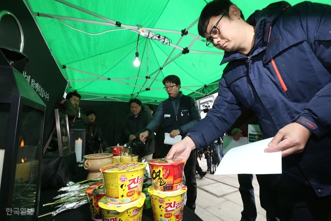 각계각층의 비정규직 노동자들이 18일 오후 서울 광화문광장에 마련된 고 김용균 씨의 분향소에 헌화하고 있다. 김 씨는 태안화력 운송설비 점검 중 불의의 사고로 목숨을 잃었다. 배우한 기자