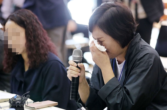 유은혜 사회부총리 겸 교육부 장관이 사회복무요원의 장애학생 폭행 사건이 벌어진 서울 도봉구 서울인강학교를 지난 10월 방문해 개최한 간담회 도중 한 학부모가 눈물을 흘리고 있다. 연합뉴스