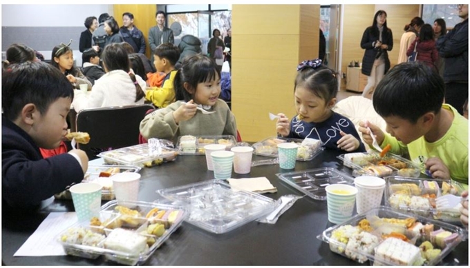 아이들이 서울 동대문구 전농동 A아파트 내 대연회장에서 신선한 식재료로 만든 안심 먹거리 시식회를 하고 있다. 서울시사회적경제지원센터 제공