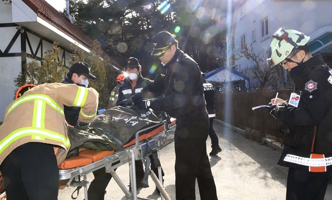 18일 소방 관계자가 수능시험을 마친 고3 학생 10명이 사고를 당한 강원 강릉시의 한 펜션에서 학생들을 병원으로 이송하고 있다. 강릉=연합뉴스