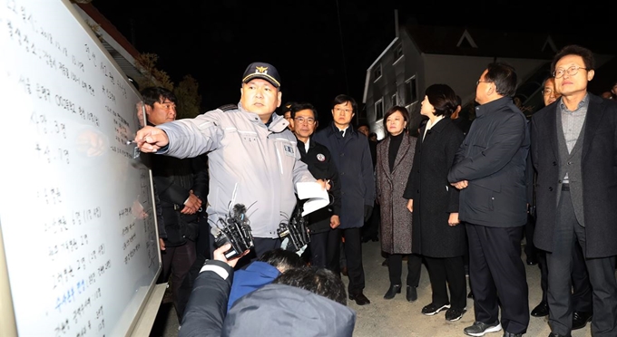 유은혜 사회부총리 겸 교육부 장관과 김부겸 행정안전부 장관, 진선미 여성가족부 장관, 조희연 서울시교육감 등이 10명의 사상자가 발생한 강릉시 경포의 아라레이크 펜션 사고현장을 방문했다. 브리핑 중 유은혜 부총리와 김부겸 장관이 사고 건물을 바라보고 있다. 연합뉴스