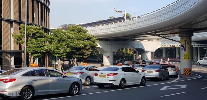 [저작권 한국일보]카카오모빌리티의 '카풀 서비스' 도입에 반발해 20일 전국적으로 이뤄지는 택시 파업에 제주지역 택시들도 동참한다. 사진은 제주국제공항에 이용객을 태우기 위해 대기하고 있는 택시들. 김영헌 기자.