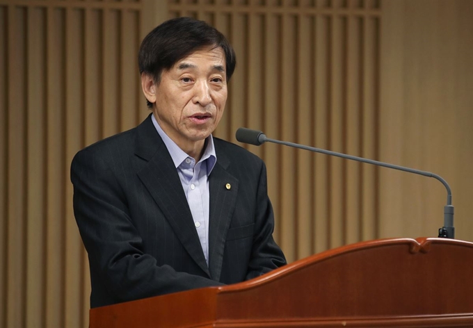 이주열 한국은행 총재가 18일 서울 중구 한국은행 본부에서 열린 기자간담회에서 취재진의 질문에 답하고 있다. 한국은행 제공