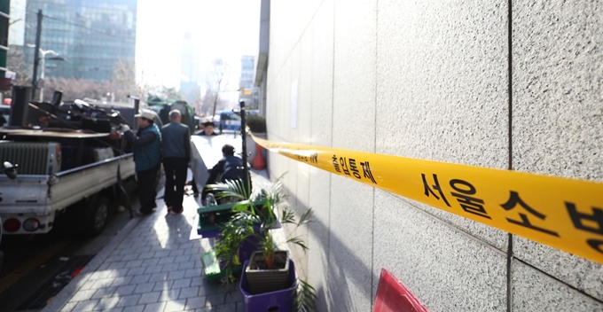 19일 붕괴 위험으로 응급 보강공사 작업이 시작된 서울 강남구 삼성동 대종빌딩에서 관계자들이 입주자 집기를 꺼내 나르고 있다.강남구는 이날부터 약 한 달에 걸쳐 지하 1층, 지상 5층 등 총 6개 층에 지지대를 설치하고, 2층 주 기둥 2개의 단면적을 확대하는 방식으로 보강공사를 진행한다고 밝혔다. 연합뉴스