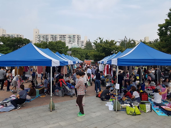 되살림사회적협동조합과 노원구청이 연 2회 주최하는 '노다지 장터'에 많은 사람들이 재이용품을 사기 위해 모여 있다. 서울시 사회적경제지원센터 제공