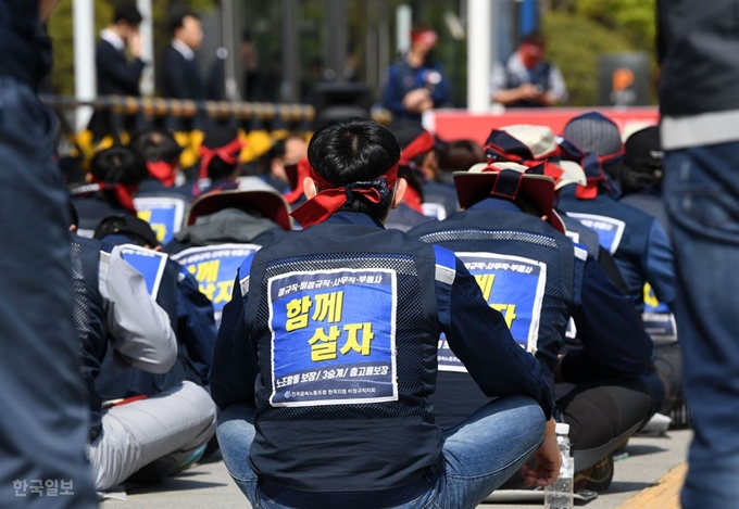 지난 4월 서울 여의도 KDB산업은행 앞에서 한국지엠 비정규직 노동자들이 산업은행, 문재인 정부, 지엠 자본 규탄 결의대회를 열고 있다. 홍인기 기자