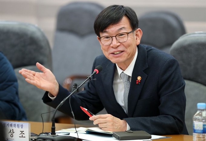 김상조 공정거래위원장이 10일 오후 경북 포항 철강산업단지 관리공단에서 지역 기자들과 간담회를 하고 있다. 이날 김 위원장은 중소 철강업체 대표들을 만나 대기업과 중소기업 간 상생 협력 체제를 구축하는 데 힘을 쏟고 있다고 밝혔다. 연합뉴스