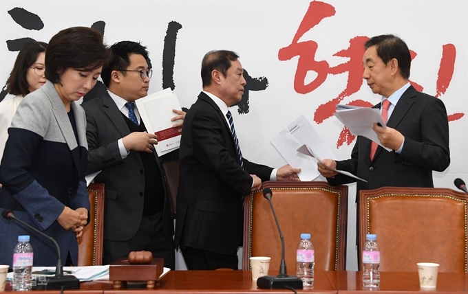 자유한국당 김성태 전 원내대표가 20일 오전 국회 본청에서 자녀 취업특혜의혹과 관련해 기자회견을 위해 회의실에 들어서자 비대위 회의를 마친 김병준 위원장이 외면하며 나가고 있다. 오대근기자