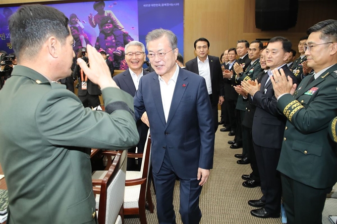 문재인 대통령이 20일 오전 서울 용산구 국방부 청사에서 열린 2019 업무보고장에 입장하고 있다. 연합뉴스