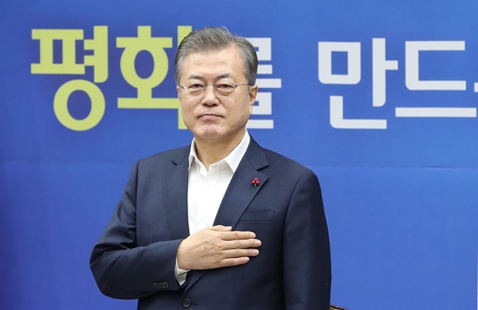 문재인 대통령이 20일 오전 서울 용산 국방부에서 열린 2019 업무보고에서 국기에 경례하고 있다. 연합뉴스