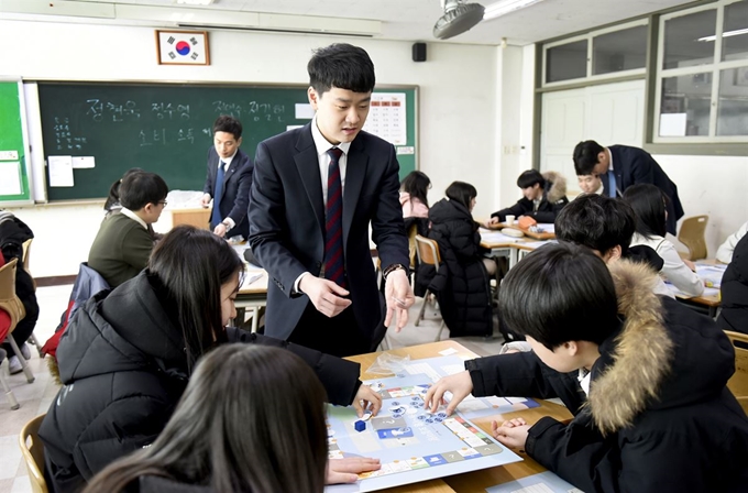 한 삼성생명 신입사원이 지난 2월 경기 성남시 분당구 구미중학교 학생들에게 게임 등을 통해 금융 교육을 진행하고 있다. 삼성생명 제공