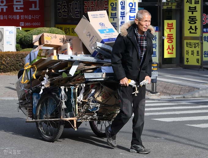 [저작권 한국일보] [올해의 숨은 영웅들] 교도관으로 근무하다 정년퇴직 후 넝마주이로 번 돈을 어려운 이웃에게 기부하고 있는 이상일씨. 홍인기 기자