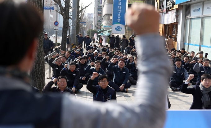 19일 더불어민주당 경남도당 앞에서 전국금속노동조합 경남지부 소속 조합원들이 탄력적 근로시간제 확대 저지를 위한 결의대회를 열고 있다. 연합뉴스