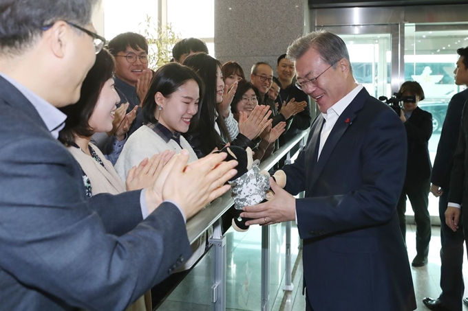 문재인 대통령이 20일 오전 2019 국방부 업무보고를 우해 서울 용산 국방부에 도착한 뒤 직원들의 환영을 받고 있다. 연합뉴스