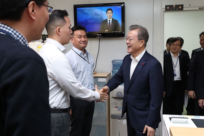 문재인 대통령이 20일 오전 서울 용산 국방부에서 열린 2019 업무보고를 마친 뒤 국방부 내 북한 정책을 총괄하는 북한 정책과를 찾아 직원들과 인사하고 있다. 연합뉴스