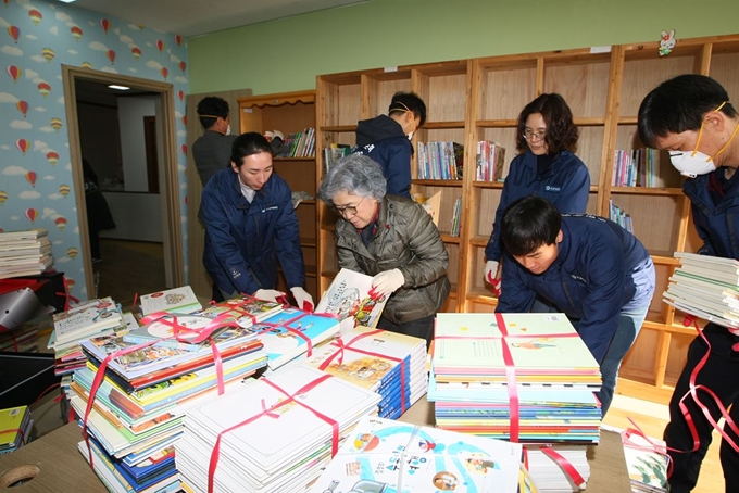 국민권익위원회 박은정(앞줄 가운데) 위원장과 직원들이 예산군 덕산지역아동센터 이삿짐을 정리하고 있다. 국민권익위원회 제공