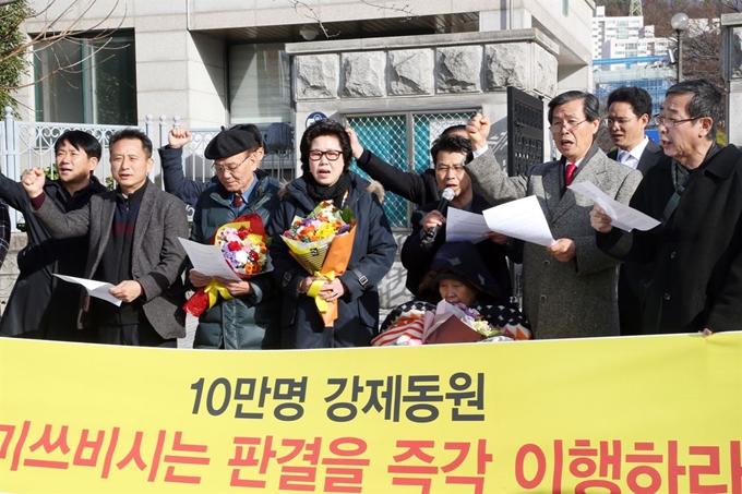 5일 오후 광주 동구 광주고법에서 강제징용 피해자들에 대한 일본 미쓰비시중공업의 피해보상을 촉구하는 기자회견이 열리고 있다. 김재림 할머니를 비롯한 강제징용 피해자들은 이날 미쓰비시중공업을 상대로 낸 손해배상 소송 항소심에서 원고 일부 승소 판결을 받았다. 연합뉴스